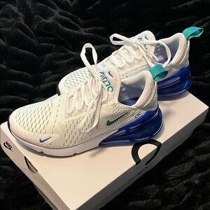 Women’s Nike 270 size 6.5 shoes
Gently worn
White/neptune green lapis